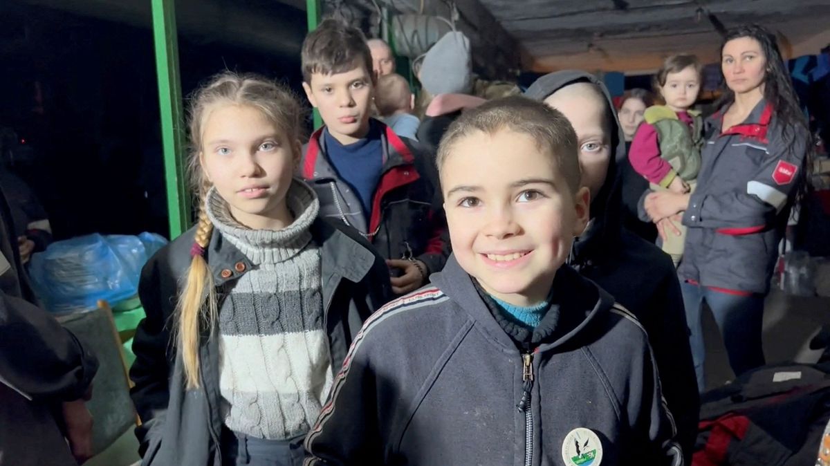 Vyjděte ven, nic se vám nestane, tvrdí Rusové civilistům z Azovstalu. Ukrajinci jim nevěří